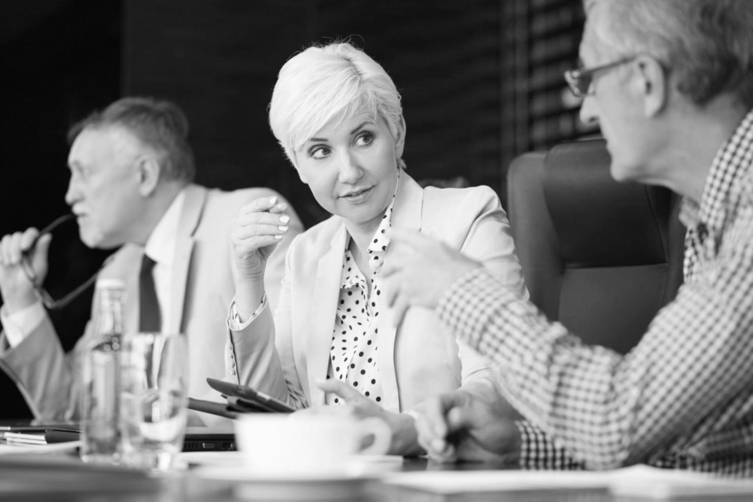 Vue sur un espace de travail collaboratif avec des personnes échangeant sur la gestion financière