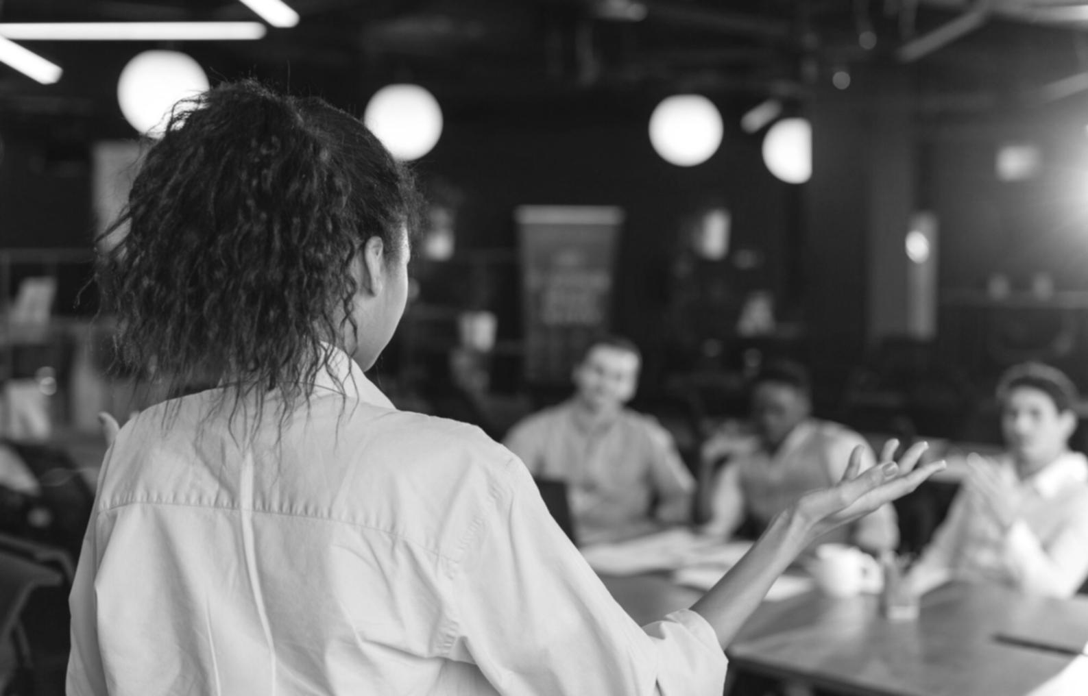 Session de formation en petit groupe dans un environnement accueillant
